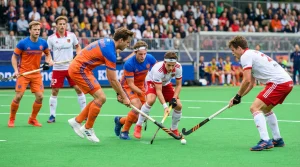 De complete gids voor wedden op hockey in Nederland - hoofdafbeelding met een hockeybal, stick en een weergegeven quotering