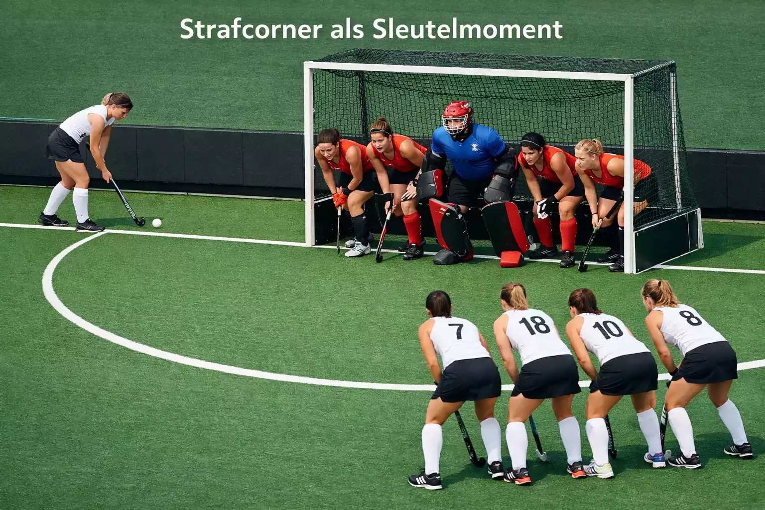 Strafcorner situatie tijdens veldhockeywedstrijd